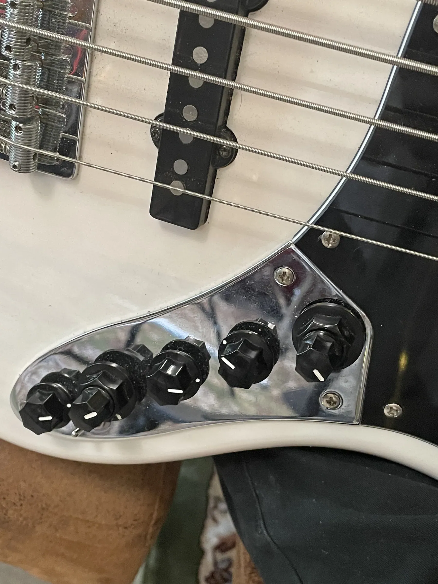 Basszusgitár hangszedői közelről